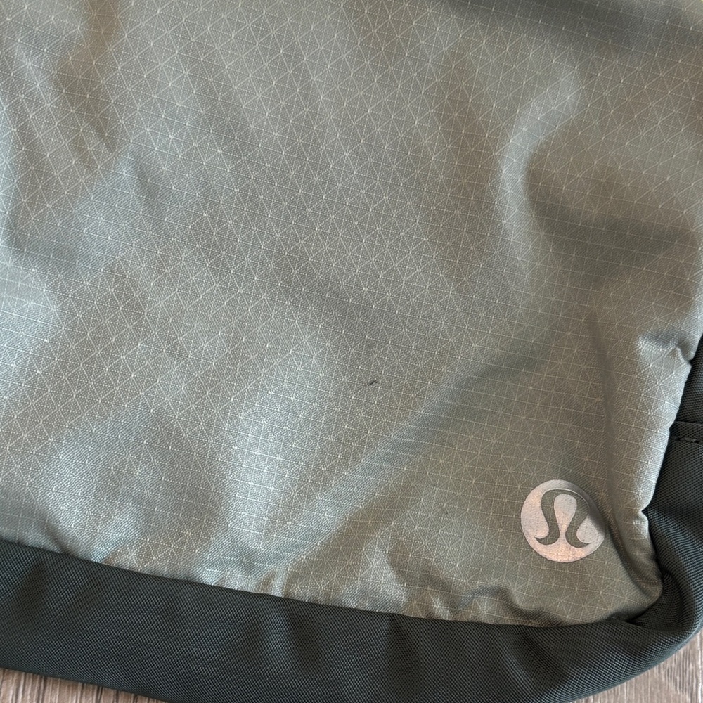 Lululemon everywhere 1L  crossbody bag - Picture 5 of 9